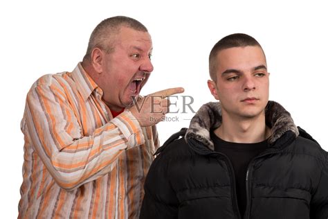 父亲和儿子在吵架图片-商业图片-正版原创图片下载购买-VEER图片库