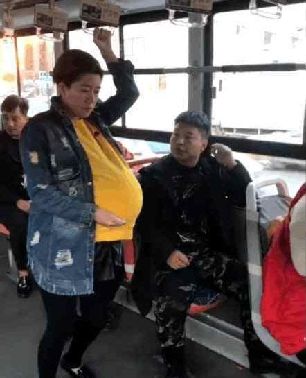 孕妇乘公交被挤在门口，暖心司机帮找座位_凤凰网视频_凤凰网