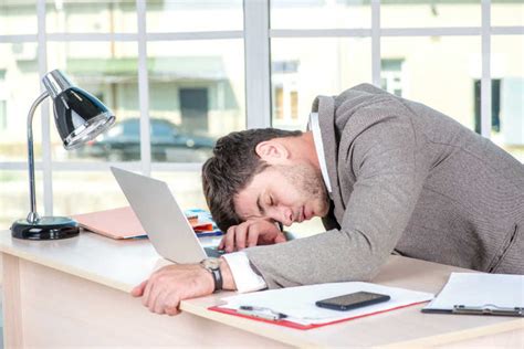 睡着的劳累商人图片-办公室里趴在办公桌上睡着的劳累商人素材-高清图片-摄影照片-寻图免费打包下载