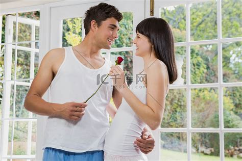 男人向女人献玫瑰高清图片下载-正版图片321401700-摄图网