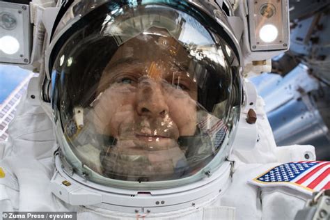 NASA盘点宇航员太空自拍照 景象引人注目