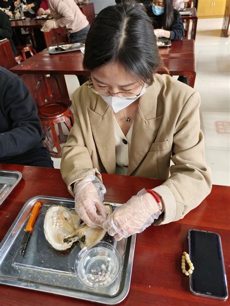 砺沙成珠，淬炼匠心 | 浦阳镇小举办庆祝“三八”妇女节珍珠开蚌手工制作活动