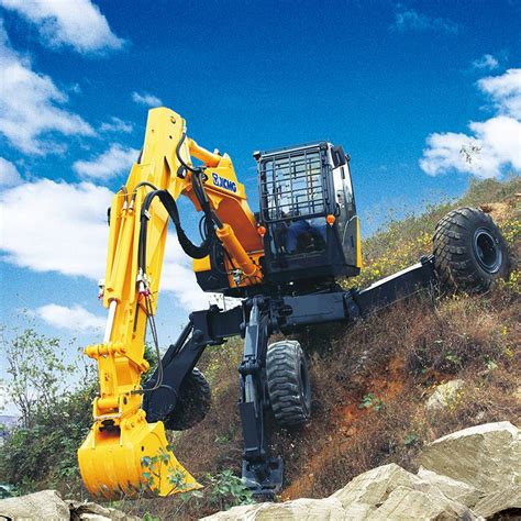 云南挖掘机培训必学如何能让挖掘机在陡坡工作中安全的上、下各种角度呢？