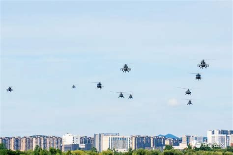 2021莫斯科航展上，俄罗斯展示了震撼的11架直升机混合编队飞行……_新浪新闻