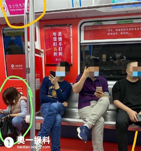深圳地铁上令人尴尬的一幕，你怎么看？_报料_民声汇_奥一报料_南都报系综合报料平台