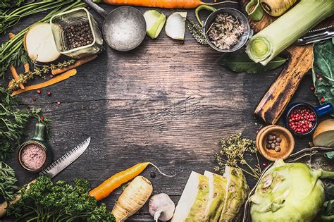 健康的素食烹饪配料,用于汤炖原始机蔬菜与厨房工具黑暗的乡村木制背景,顶部视图乡村风格高清图片下载-正版图片300442583-摄图网