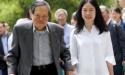 98岁的杨振宁同意40岁妻子改嫁，翁帆感动落泪，遗产分配究竟给谁__财经头条