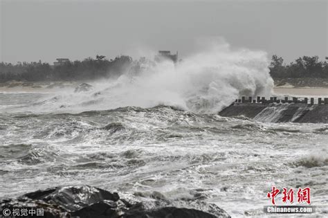 强台风“山竹”将至 福建泉州海边掀起大浪