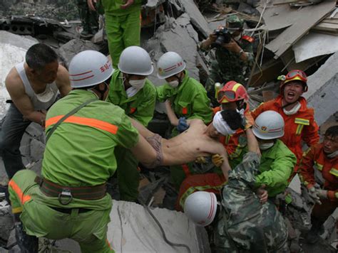 汶川十年（下）| 9天没离开吊车，救了10多人的“平民英雄”杨云青，如今有她相伴 - 周到上海