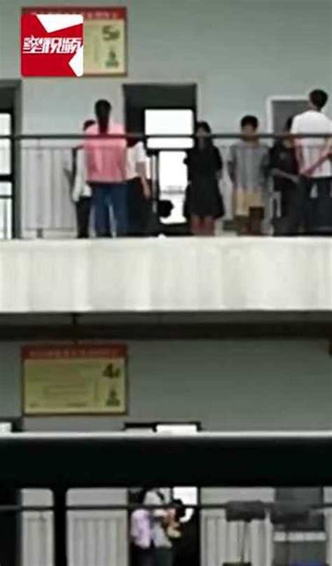 网曝一中学老师走廊上体罚学生，学生排队遭轮流抽打_腾讯视频