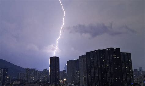 晚高峰“倒水”提醒！大风+雷电+暴雨，三大预警已组团_深圳新闻网