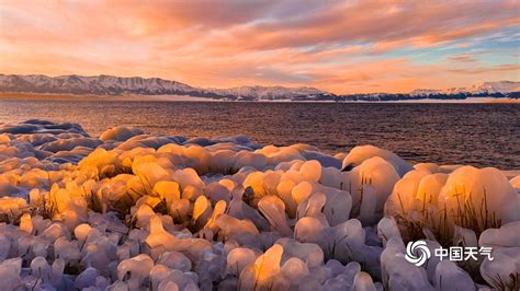 新疆赛里木湖天然“冰雕” 朝阳映照绚烂如海底珊瑚-天气图集-中国天气网