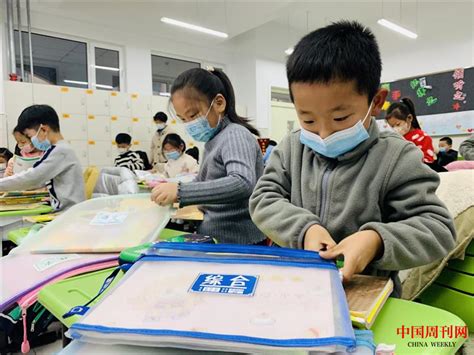 “小小年纪当自强，整理书包我最棒” ——西古城小学一年级劳动技能大赛系列之一“整理书包”比赛 | 中国周刊