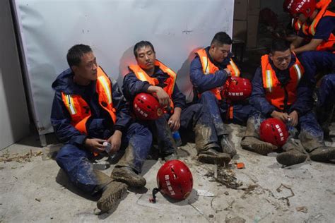 紧急抢险！河南消防员满身泥浆坐在路边休息-大河新闻