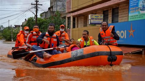 印度多地暴雨引发洪水和山体滑坡，导致至少52人死亡_凤凰网视频_凤凰网
