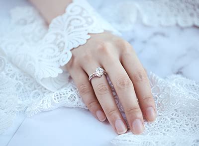 为什么女生独爱钻石戒指，如何挑选一枚女生喜欢的求婚钻戒