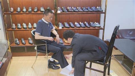不用尺不用规，老上海鞋店里的做鞋师傅_看看新闻网