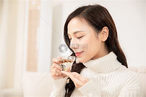 冬季青年女性居家喝养生茶高清图片下载-正版图片501538924-摄图网