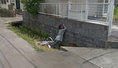 日本网友查看谷歌街景照时发现骑单车妇人为了避让Google街景车先行差点摔进水沟 - 神秘的地球 科学|自然|地理|探索
