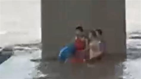 海南东方3名少年下海游泳遇险 民警成功营救获赞[图]_海口网