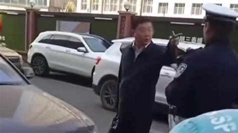 哈尔滨一奥迪违停，交警处罚时被车主怒怼：小孩，你叫什么名字|哈尔滨市|奥迪|交警_新浪新闻
