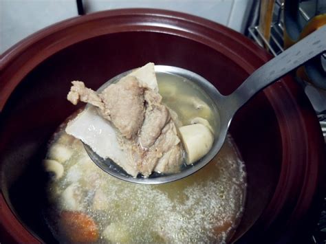 煲猪骨汤时，用冷水还是热水？很多人做错，难怪汤不香浓，有腥味