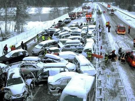 德国暴雪致连环大车祸 46辆车挤成一团（组图）_财经_腾讯网