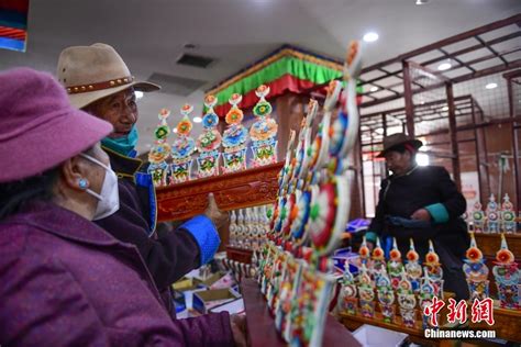 拉萨民众选购年货 喜迎藏历新年