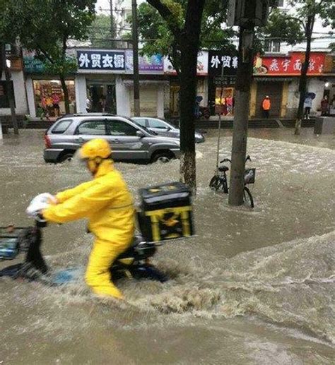 武汉暴雨催涨外卖三成 送餐员把电动车当摩托艇开_搜铺新闻