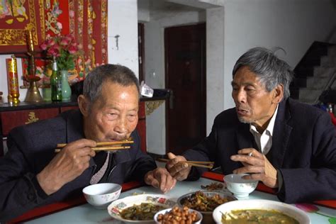 老年人坐在家里吃饭喝酒高清图片下载-正版图片507691838-摄图网