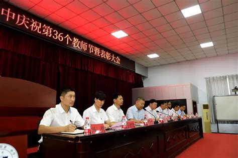 汤阴县委书记贾晓军接待来访群众