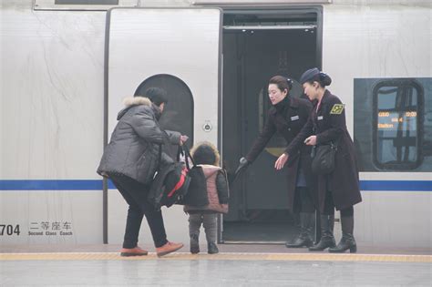 春运回家的女性在站台上等候列车高清图片下载-正版图片501701656-摄图网