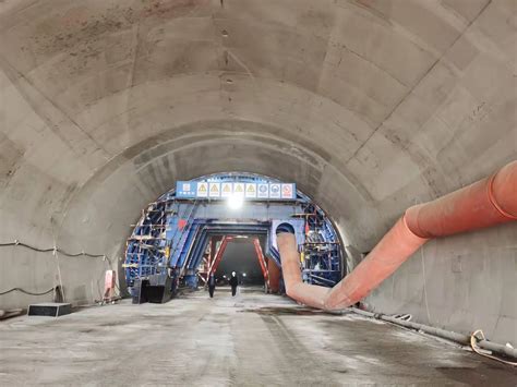 官新高速有新进展 项目控制性工程黄沙界特长隧道左洞贯通_交通建设_交通频道