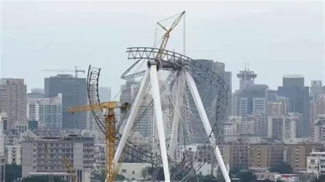 10月18日福建福州一在建工地摩天轮发生垮塌，塔吊司机吓傻了