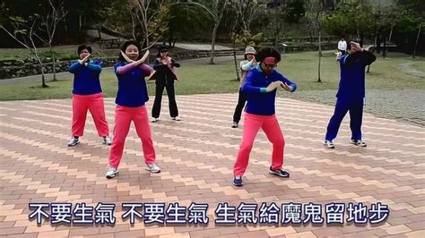 广场舞《来跳舞》歌好听，美女老师踏着欢乐的节拍跳起来_凤凰网视频_凤凰网