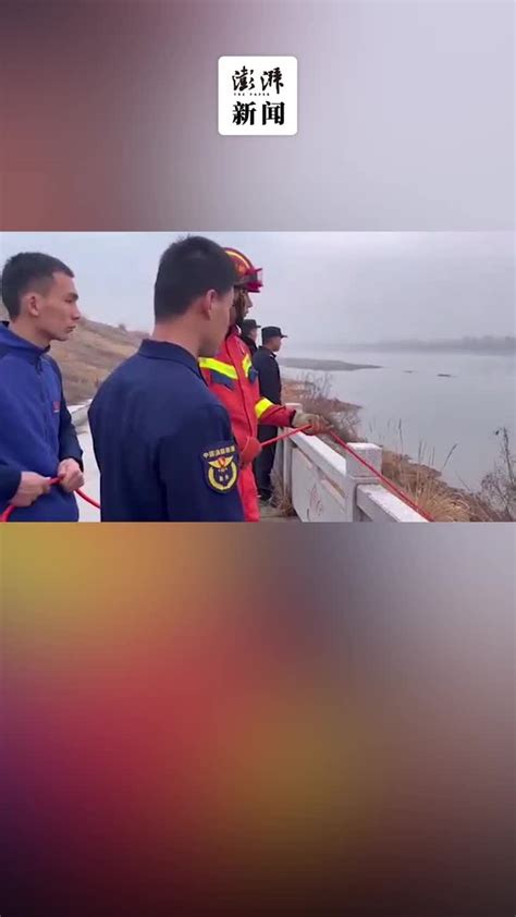 男子捞鱼不慎落水，消防员救上岸时已昏迷_凤凰网视频_凤凰网