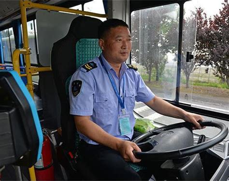 青岛公交集团百名驾驶员挂微笑牌服务乘客 - 青岛新闻网