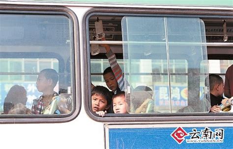 “26座车挤进115个学生娃续”：新增两辆公交送学生- 中国日报网