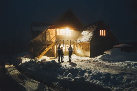 冬天晚上住在山里照片摄影图片_ID:150937423-Veer图库