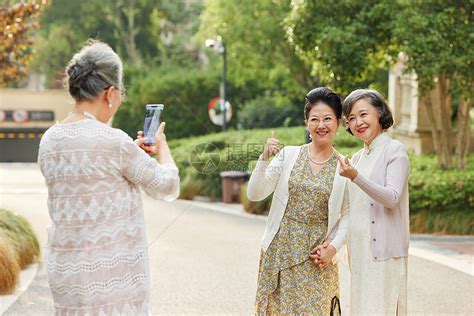 爷爷奶奶和孙子开心地坐在沙发上高清图片下载-正版图片500771717-摄图网