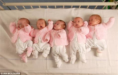 泰安首例五胞胎越来越茁壮，全家齐心照料“一起向未来”-齐鲁晚报·齐鲁壹点