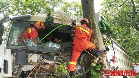 【货车撞树后司机被卡驾驶室 宁乡消防员40分钟成功解救|华声在线8月1】_傻大方