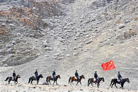 新疆昌吉：收获小麦-人民图片网