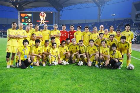 驻港解放军与香港明星足球队举行友谊赛(组图)-搜狐新闻中心