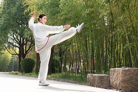 女性在公园里练太极拳高清图片下载-正版图片501704427-摄图网