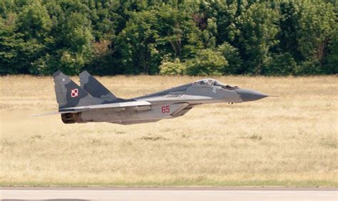荷兰准备向乌克兰提供首批18架F16战机_凤凰网视频_凤凰网
