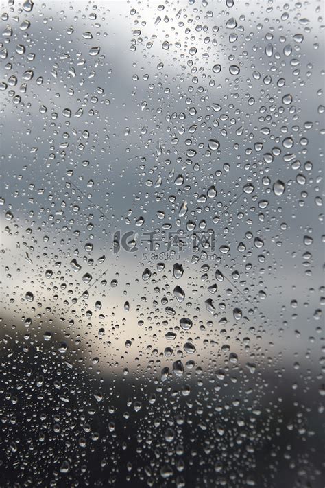 窗户上的雨滴高清摄影大图-千库网