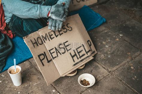 乞丐们坐在街边写着无家可归的讯息高清图片下载-正版图片504548996-摄图网