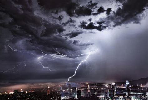闪电袭击地面震撼瞬间被摄影师定格|文章|中国国家地理网