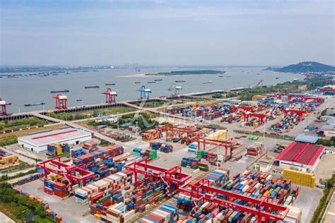 安徽芜湖：长江码头装卸忙-人民图片网